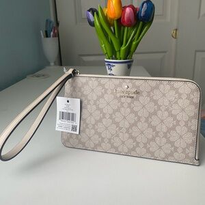 Kate Spade NWT Lucy Spade Flower Medium L-zip Wristlet